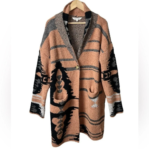 Davi & Dani • Aztec One Button Cardigan - Picture 3 of 9